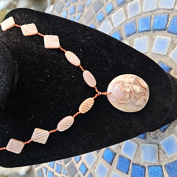 Mother of Pearl Shell Beads Necklace Hand-Carved Flower Pendant White/Beige OS - Picture 4 of 5